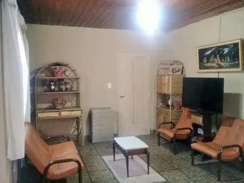 Casa 6 ambientes con 2 baños