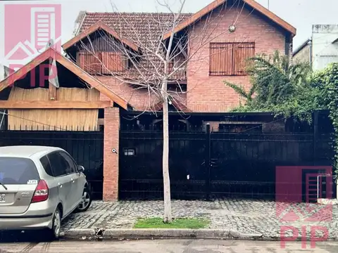 IMPECABLE CHALET EN DOS PLANTAS, SOBRE LOTE DE 8,66 32, EN VENTA    DIGNO DE VER 