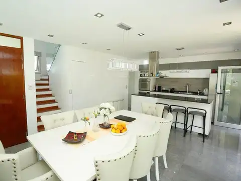 Casa en Venta con 4 cocheras