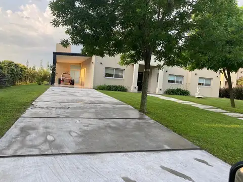 Casa 4 ambientes con 4 baños