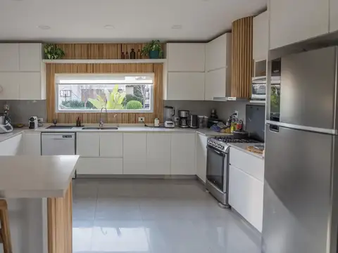 Casa en Venta con 4 cocheras