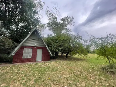 Casa de fin de semana sobre amplio parque