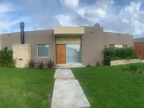 Casa en Venta y Alquiler - 4 Ambientes en Cantón Golf