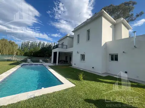 Casa 4 ambientes con 3 baños