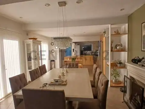 Casa en Venta con 3 cocheras