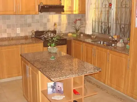 Casa en Venta con 3 cocheras