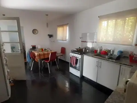 Casa 5 ambientes con 2 baños
