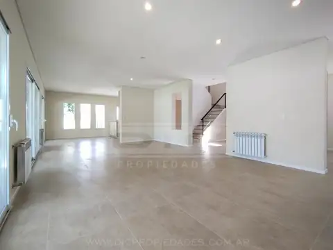 Casa 5 ambientes con 2 baños