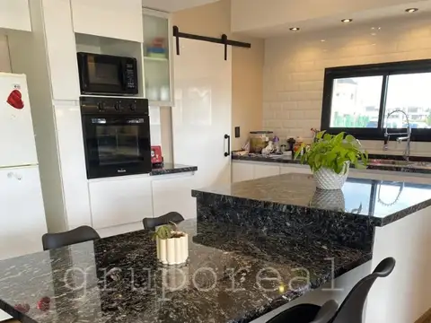 LAGOS DE CANNING - Muy linda y  Moderna Propiedad , en excelente estado  