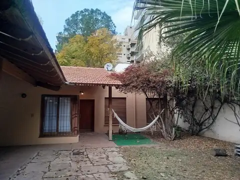 Casa 7 ambientes con 2 baños