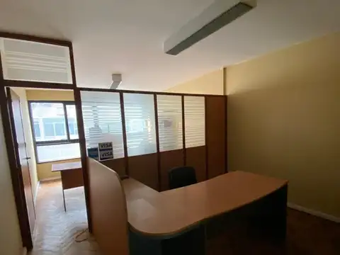 VENTA OFICINA AL FRENTE-EDIFICIO OFICINAS -CENTR0-