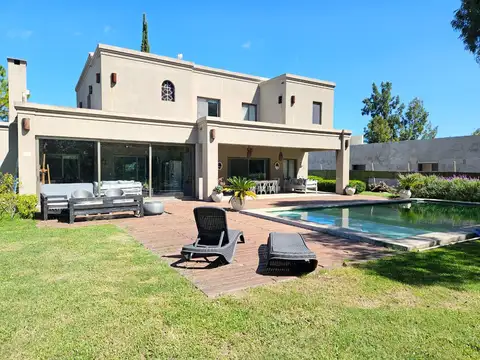 Venta, Casa, 4 ambientes, Pileta, Cochera, Dependencia, Casuarinas del Pilar, Villa Rosa, Pilar.