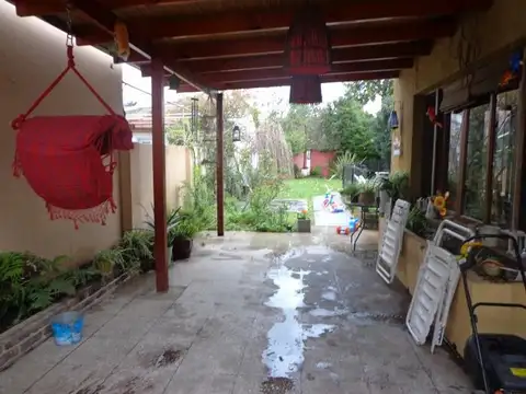 Venta de Casa 4 ambientes con cochera, jardin y piscina en Quilmes (20296)