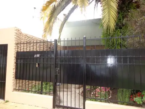 Venta de Casa 4 ambientes con cochera, jardin y piscina en Quilmes (20296)