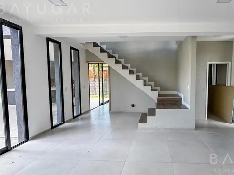 Casa en Venta con 3 cocheras