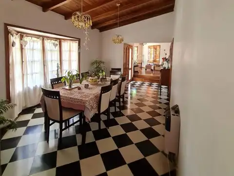 Casa 7 ambientes con 2 baños