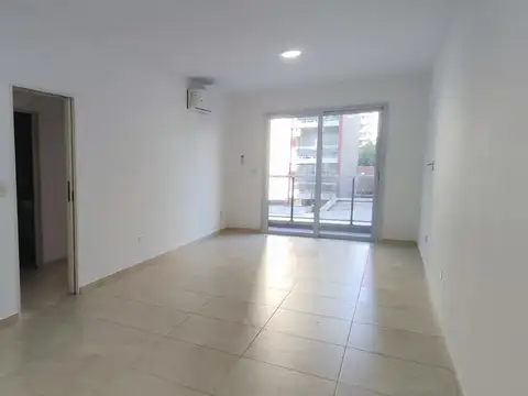 ALQUILER Amplio depto de 3 amb. con cochera, BAJAS EXPENSAS!