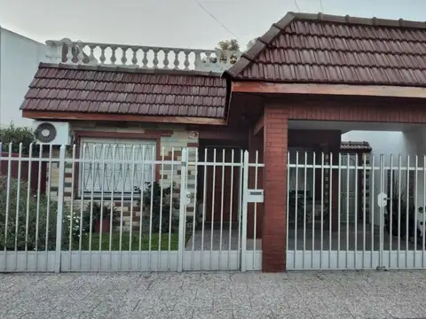 CASA en VENTA 3 AMB con GARAGE PATIO Y TERRAZA