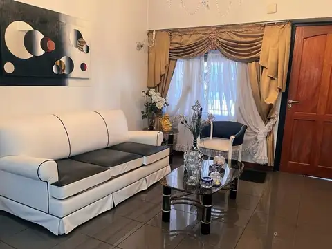 CASA en VENTA 3 AMB con GARAGE PATIO Y TERRAZA