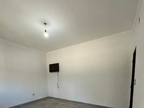 Casa en alquiler de un dormitorio mas comodin en barrio Azcuenaga terraza quincho