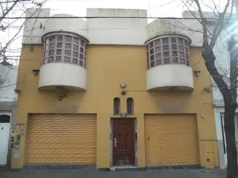 Fantástica casa 5 amb., exc. ubicación, c/2 locales y sólida