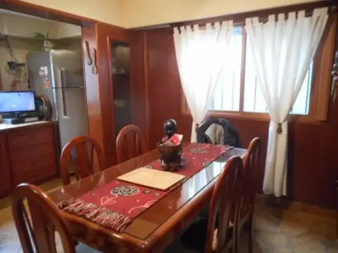 Fantástica casa 5 amb., exc. ubicación, c/2 locales y sólida