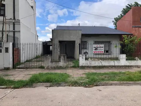 OPORTUNIDAD EXCELENTE CHALET A RECICLAR. 4 CUADRAS ESTACION PADUA