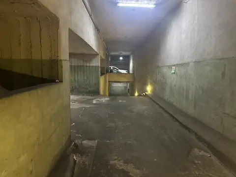 VENTA COCHERA CUBIERTA y AMPLIA EN VILLA URQUIZA