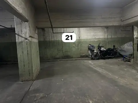 VENTA COCHERA CUBIERTA y AMPLIA EN VILLA URQUIZA