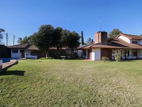 Casa en Venta con 3 cocheras