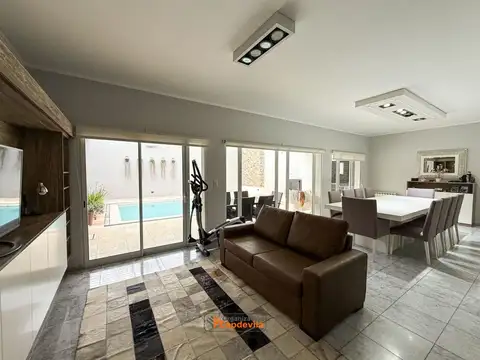 Casa en Venta con 2 cocheras