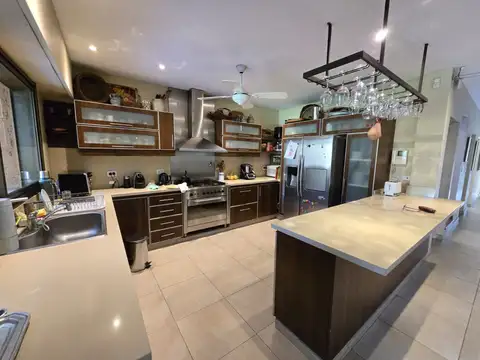 Casa 5 ambientes con 3 baños