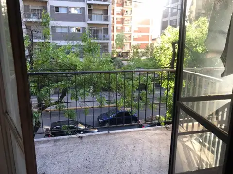 3 AMB AL FRENTE CON BALCÓN, BAÑOS Y COCINA  DE ÉPOCA ,LAVADERO INDEPENDIENTE, BAÑO DE SERVICIO.  EXCELENTE  UBICACIÓN.