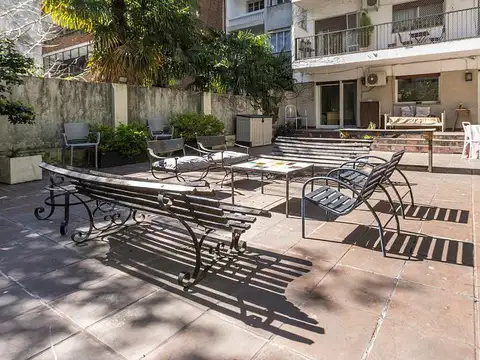 Semipiso al contrafrente  con cochera . Gran patio lleno de luz y sol a pulmón