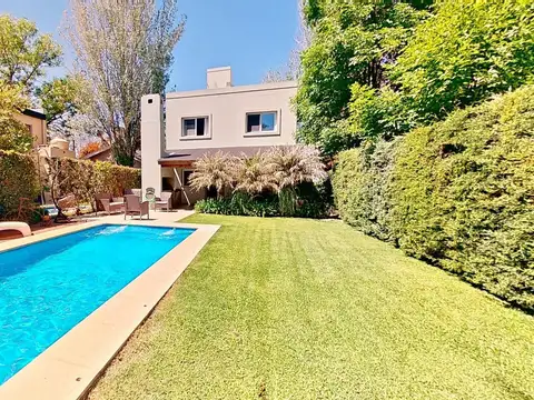 CASA DE 5 AMB.  CON PILETA, QUINCHO Y 3 COCHERAS