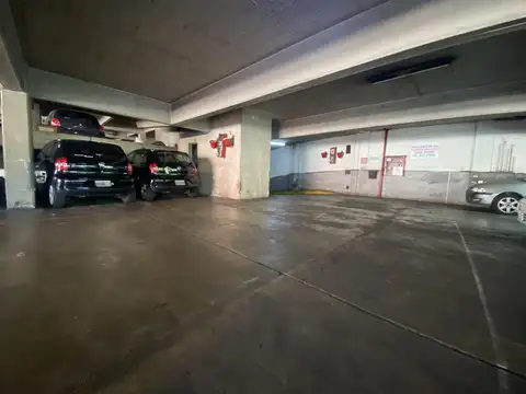Venta cochera fija y cubierta por rampa en Barrio Norte / Recoleta
