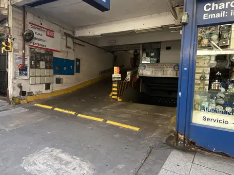 Venta cochera fija y cubierta por rampa en Barrio Norte / Recoleta