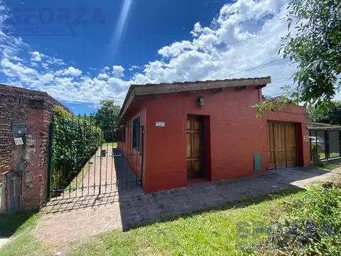 Venta de Casa 4 ambientes con jardin y pileta