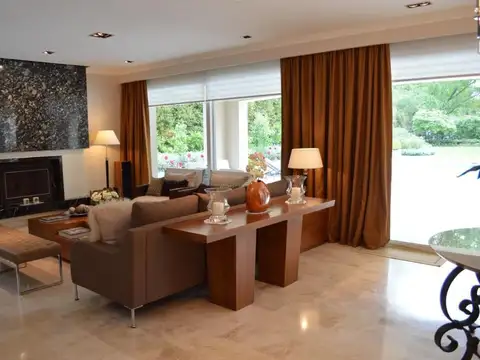 Casa 11 ambientes con 7 baños