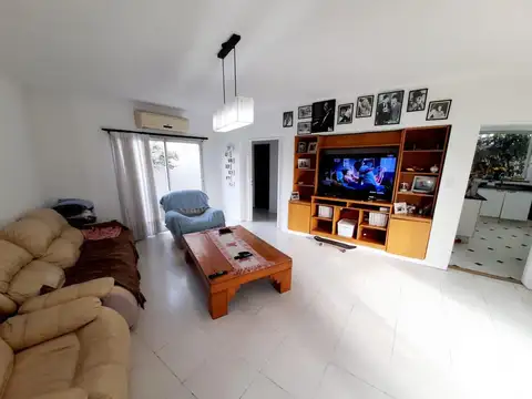 Casa 6 ambientes con 2 baños