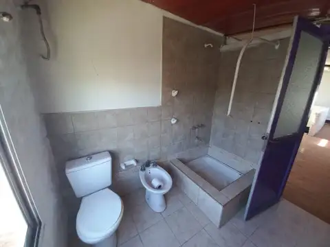 Casa 6 ambientes con 2 baños