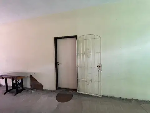 PROPIEDAD CON 3 CÓMODAS VIVIENDAS DE 2 DORMITORIOS C/U. VARIAS COCHERAS Y GRAN JARDIN