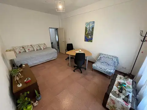 PROPIEDAD CON 3 CÓMODAS VIVIENDAS DE 2 DORMITORIOS C/U. VARIAS COCHERAS Y GRAN JARDIN