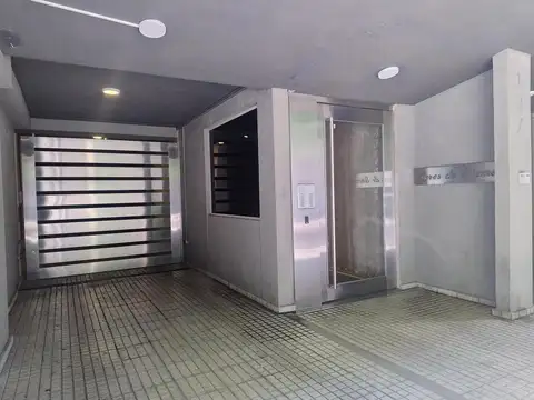 Cochera en venta Guemes y Moreno