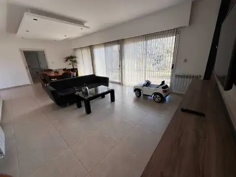 Casa 7 ambientes con 2 baños