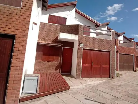 DUPLEX CUATRO AMBIENTES CON GARAJE - A METROS DEL CENTRO COMERCIAL Y DEL MAR 