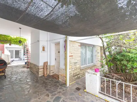 Casa multifamiliar Venta 7 amb. con jardin-Olivos