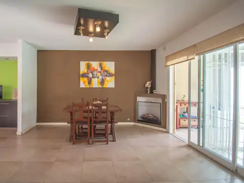 Casa 5 ambientes con 2 baños