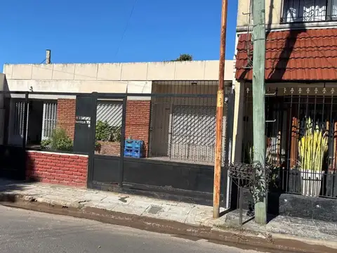 casa 4 ambientes venta Villa Luzuriaga