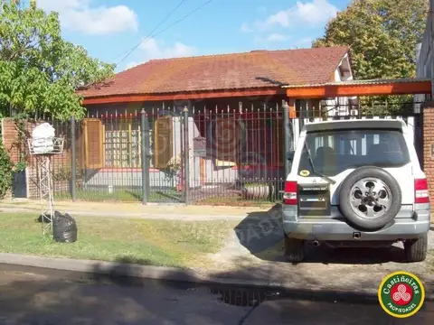 CHALET + 2 departamentos ( ambos c/ entrada independientes ) - LOTE 10 X 42.25 - E/ p/ varios autos